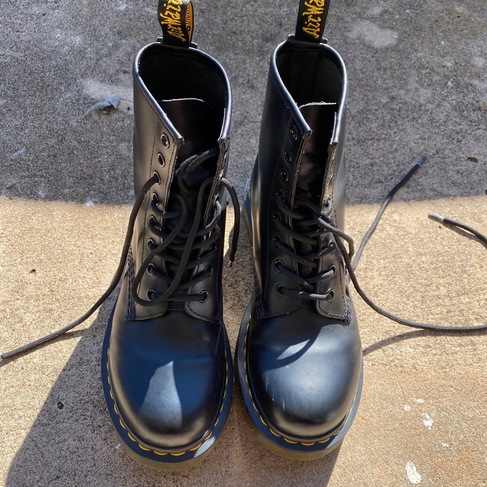 Women’s size 7 Dr. Martens 1460 Boot in Black